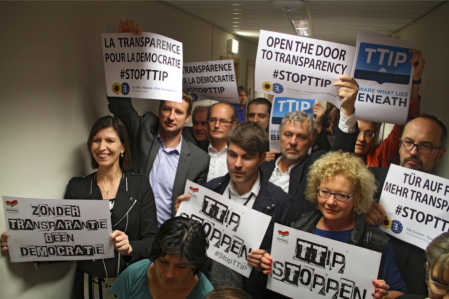 Volgens critici hebben multinationals onevenredig veel invloed bij de onderhandelingen van TTIP. Foto Die Linke. in Europa/CC/Flickr