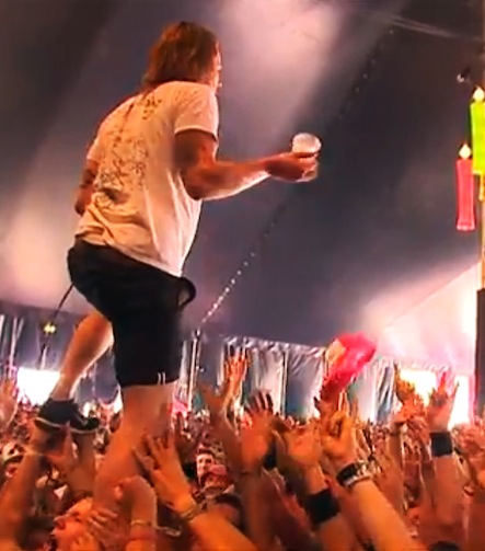 Zoals de biervanger op Pinkpop...want hé: met zijn blote hand!