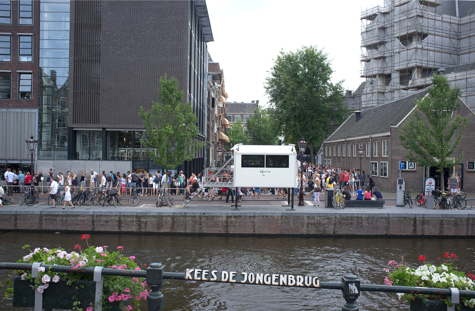Politie bij het Anne Frankhuis. 'De angst voor elkaar, dat is nu dé grote angst.' Foto: Bert Verhoeff / HH