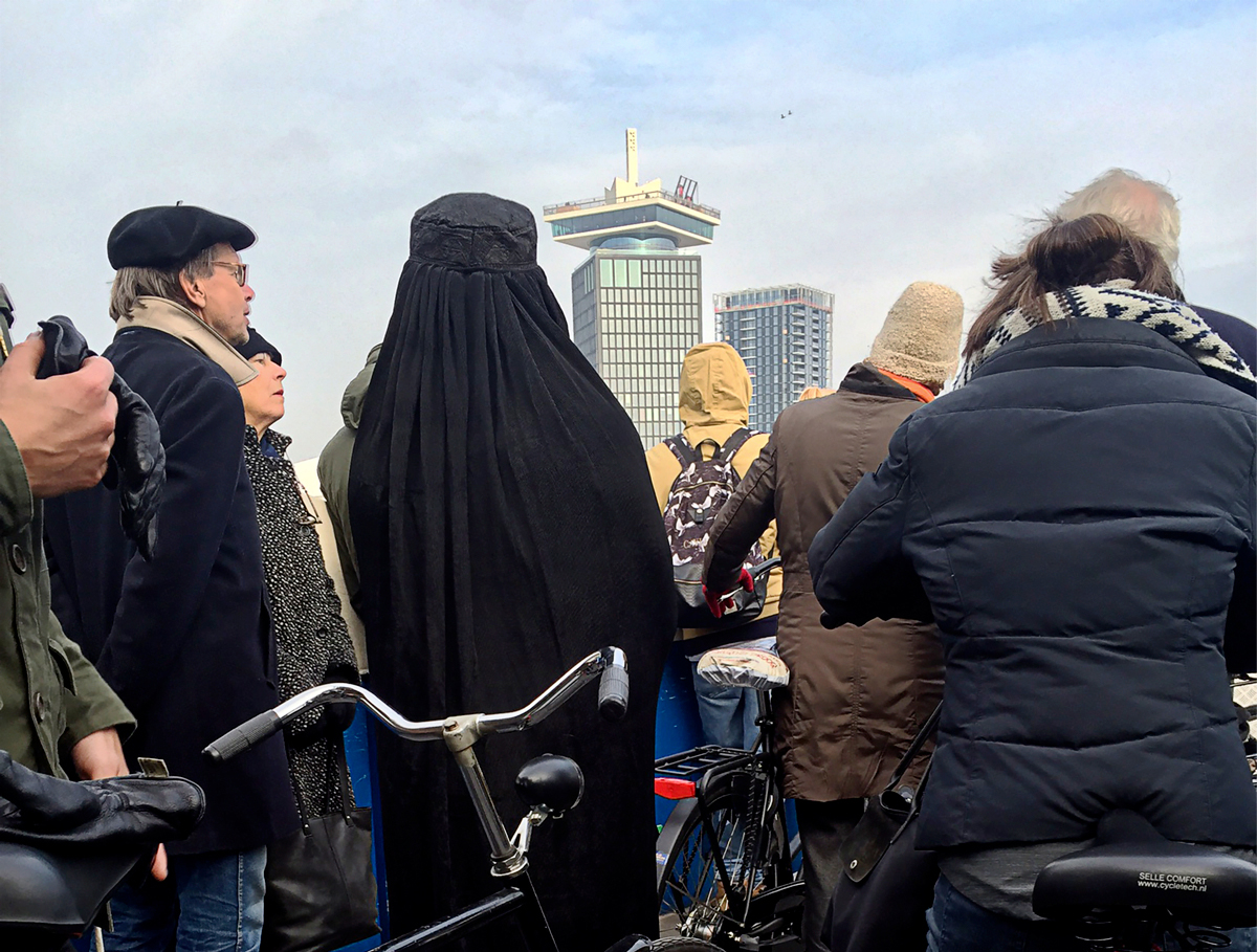 Waarom Simone van Saarloos in boerka door de stad wandelde