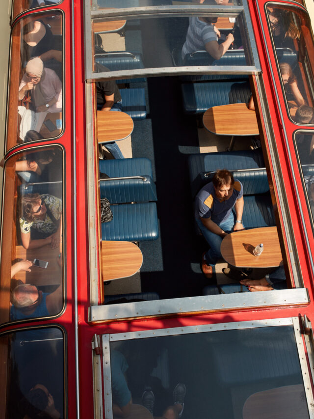 Beeld van toeristen op een rondvaartboot, gefotografeerd van bovenaf