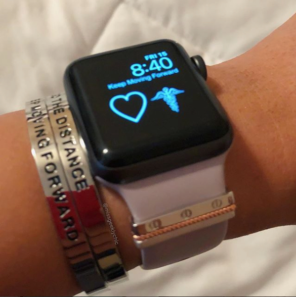 Beeld van een smartwatch om een pols