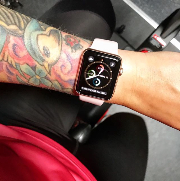 Beeld van een smartwatch om een pols