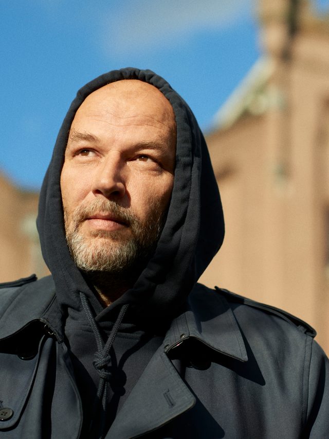 Portretfoto van Rutger Groot Wassink in Amsterdam met capuchon op