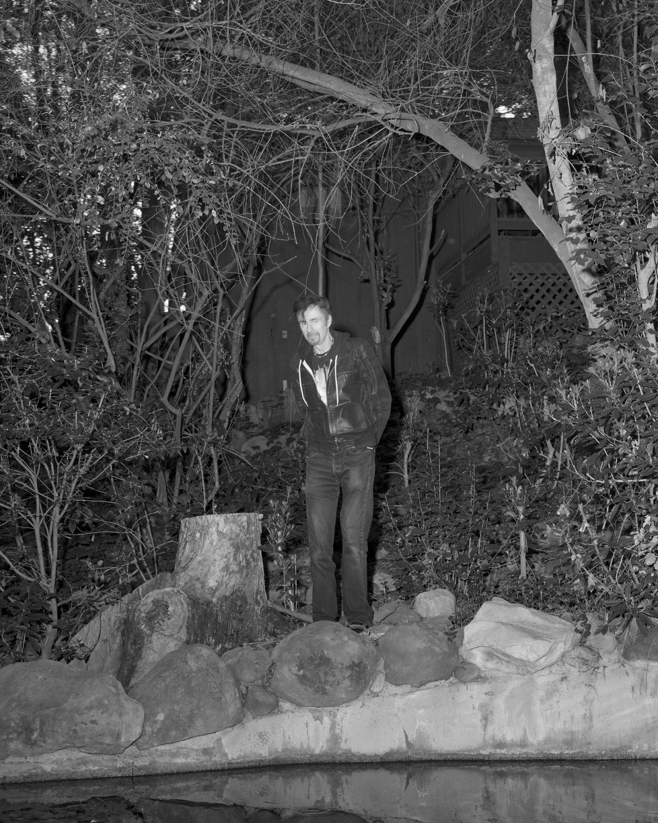 T.C. Boyle in de tuin van zijn huis in Santa Barbara