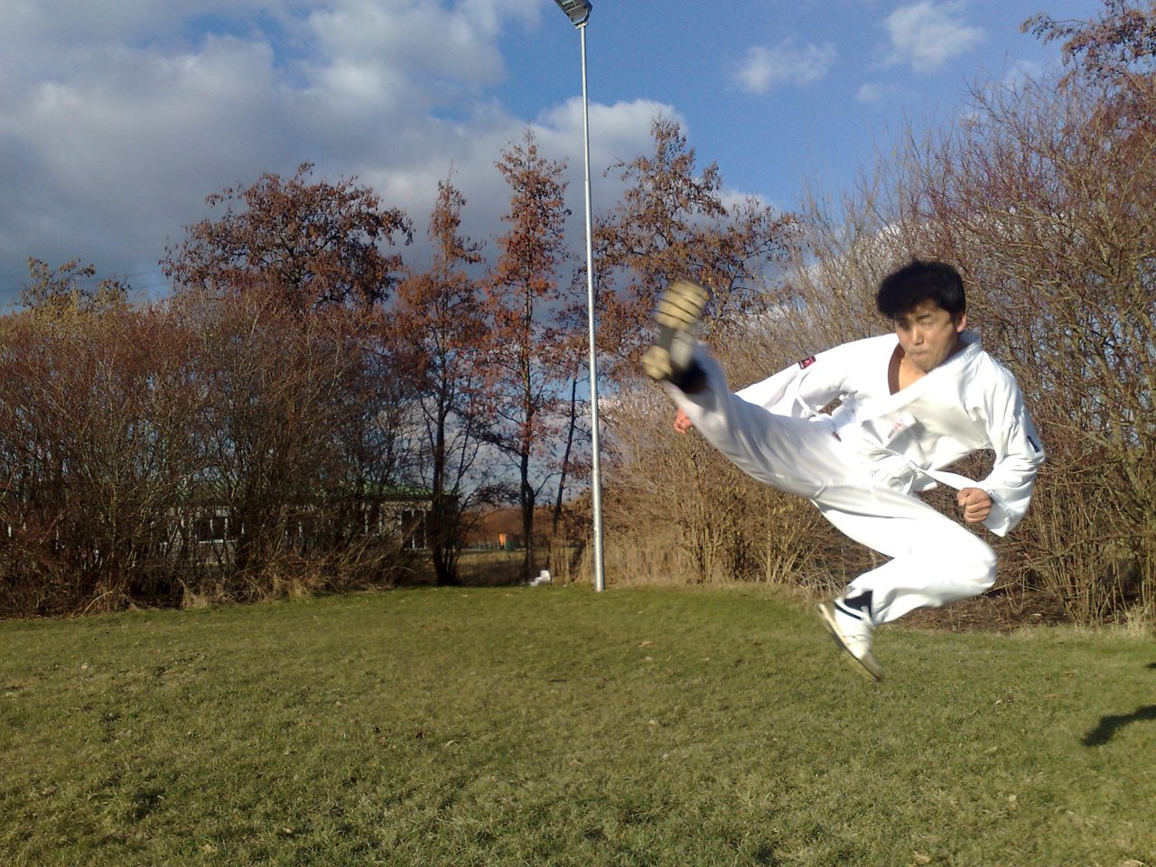 Foto van Abdullah Halimi in kungfu-kleding
