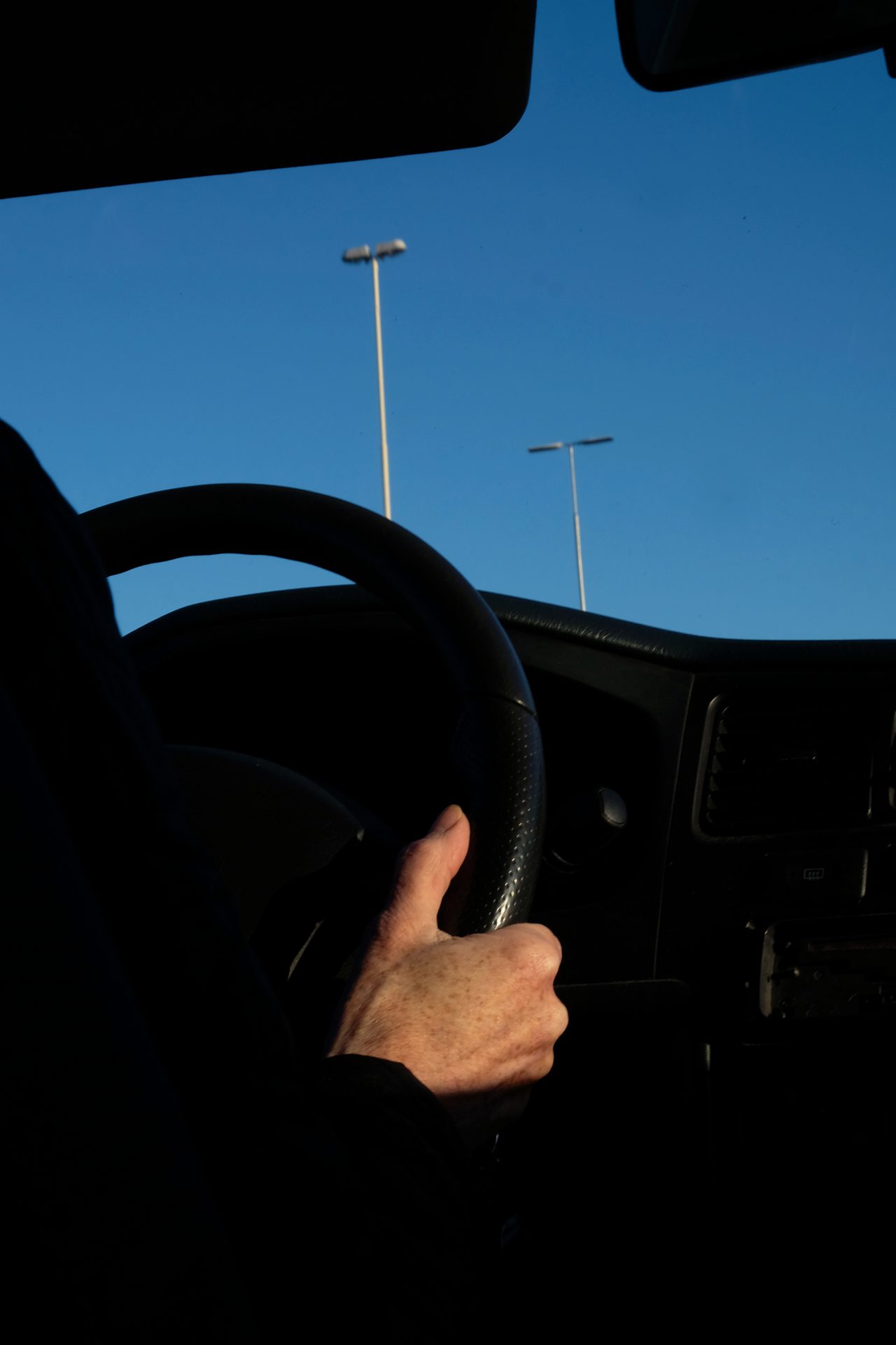 Abstracte foto van chauffeur op snelweg, bij artikel over adviezen