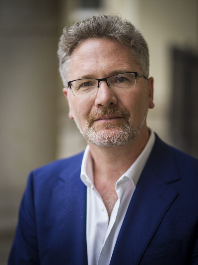 Een portret van crisishistoricus Adam Tooze.