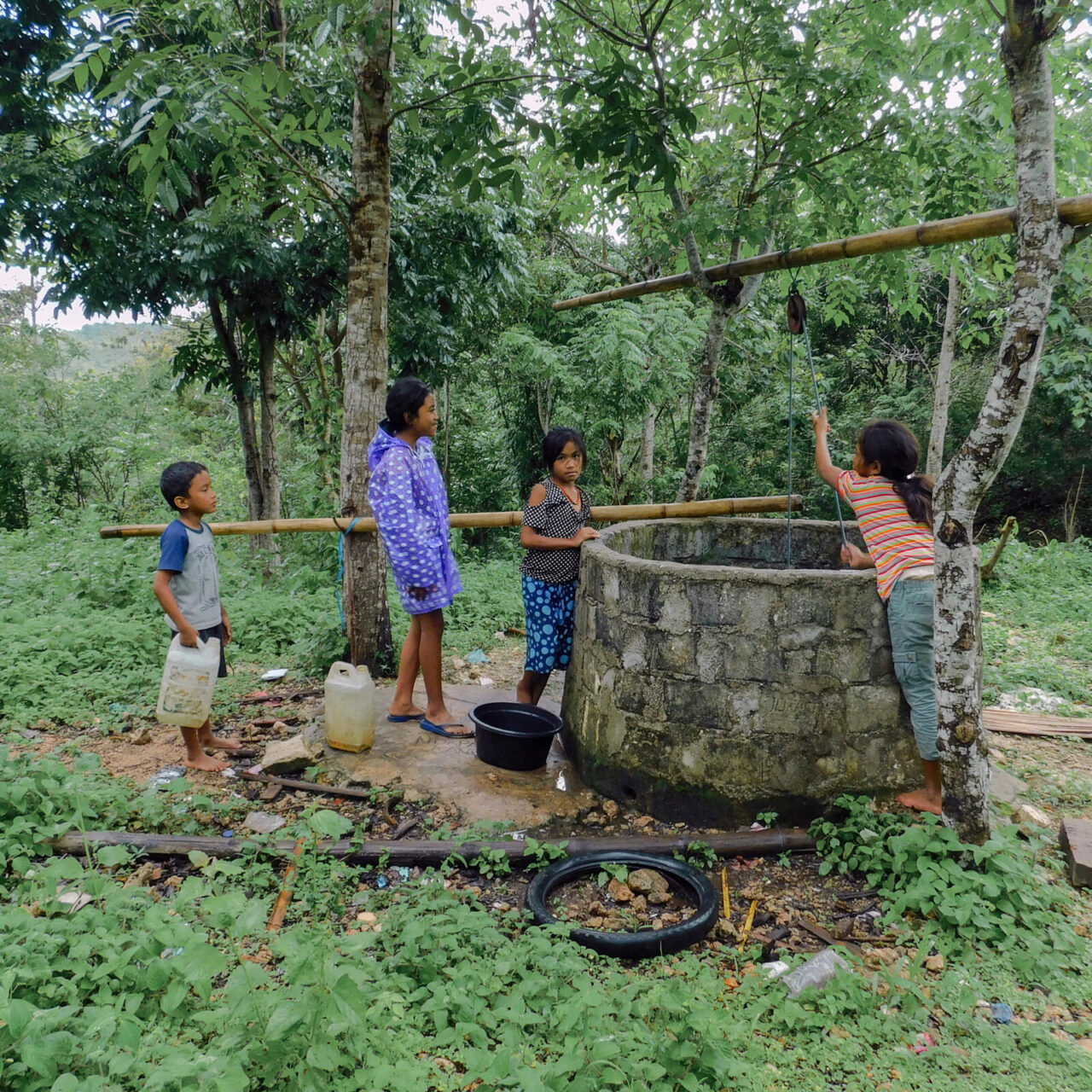 kinderen bij waterput