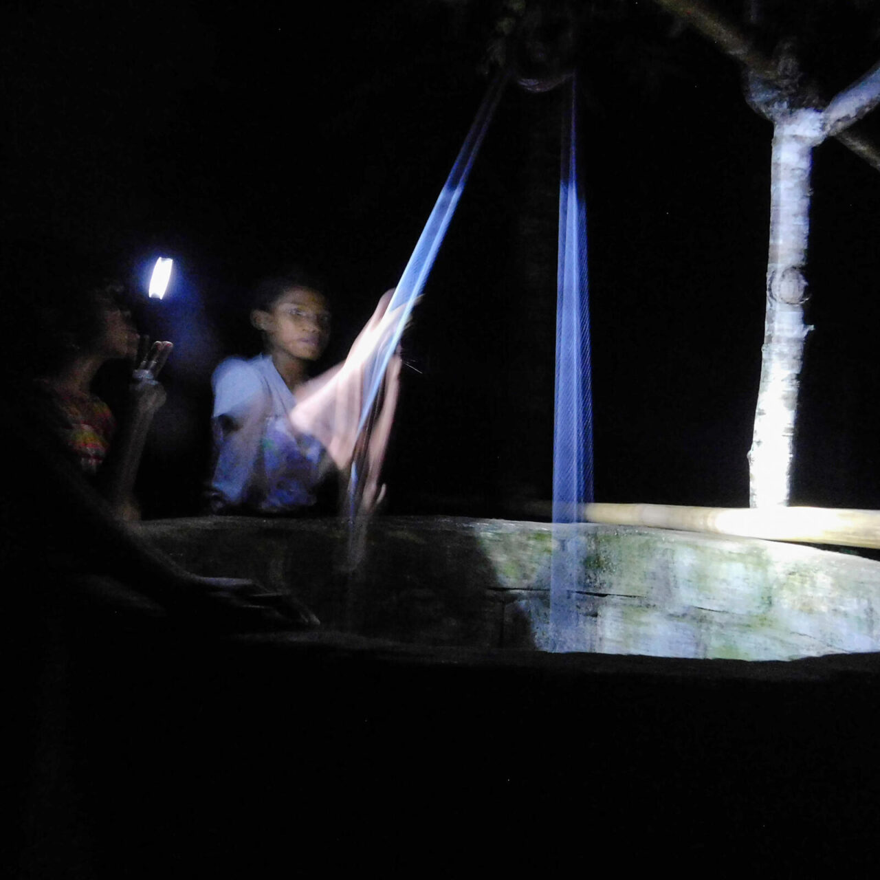 Kinderen bij waterput